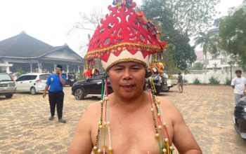 Penutur Bahasa Belian, Sarpin. (Irvan/dutakaltimnews.com)