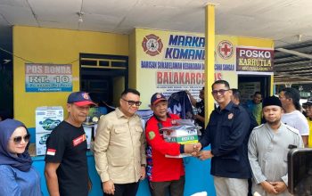 Penyerahan Bantuan Sarana dan Logistik untuk Relawan di Wilayah Tenggarong bertempat di Posko Relawan Am. Sangaji, Kelurahan Baru. (Van/dutakaltimnews.com)