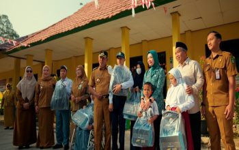 Penyerahan Paket Bantuan Perlengkapan Sekolah di SLB Tenggarong (Dok. Humas SLB Tenggarong)