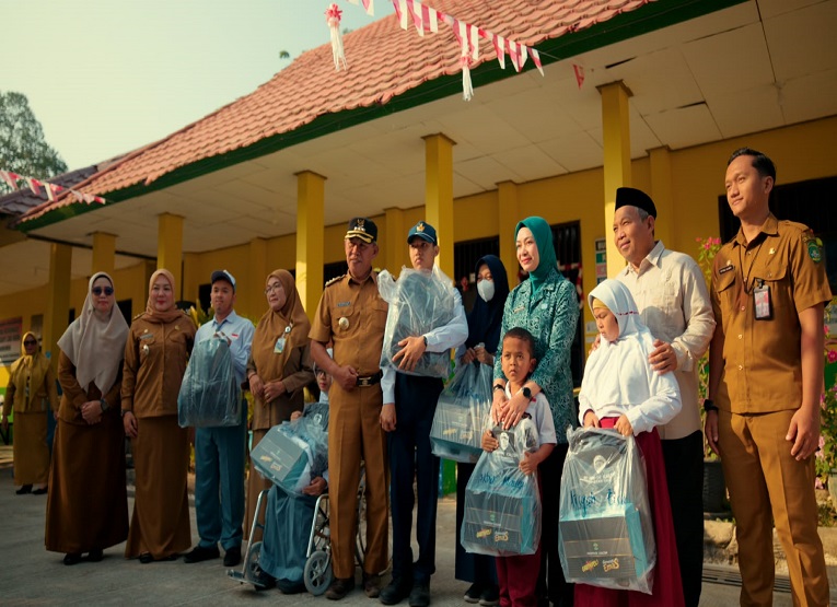 Penyerahan Paket Bantuan Perlengkapan Sekolah di SLB Tenggarong (Dok. Humas SLB Tenggarong)