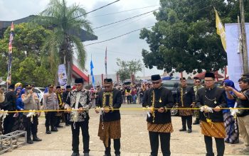 Bupati Aulia Buka Expo dan Bazar Erau 2026, UMKM Kukar Didorong Perkuat Ekonomi Daerah 3 Bupati Kukar, Aulia Rahman Basri Membuka Expo, Bazar dan UMKM dalam rangka Erau Adat Kutai 2026, di parkir Stadion Rondong Demang Tenggarong. (Van/dutakaltimnews.com)