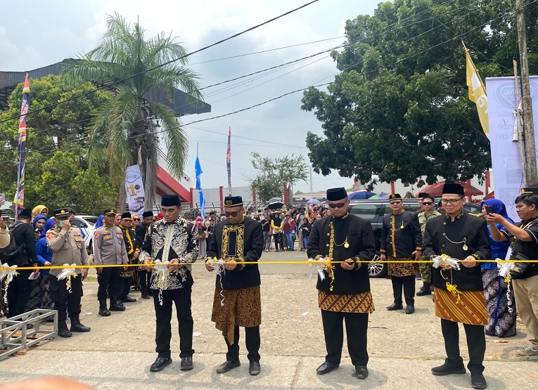 Bupati Kukar, Aulia Rahman Basri Membuka Expo, Bazar dan UMKM dalam rangka Erau Adat Kutai 2026, di parkir Stadion Rondong Demang Tenggarong. (Van/dutakaltimnews.com)