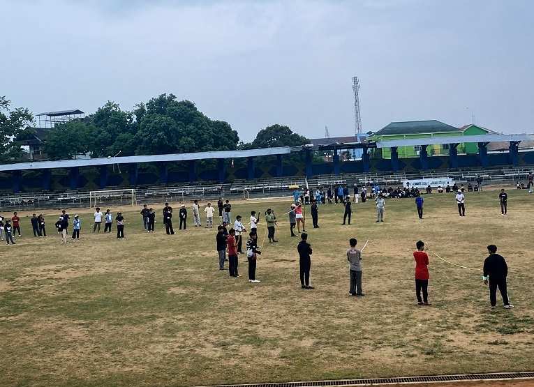 Suasana Latihan Tari Massal di Stadion Rondong Demang. (Irvan/dutakaltimnews.com)