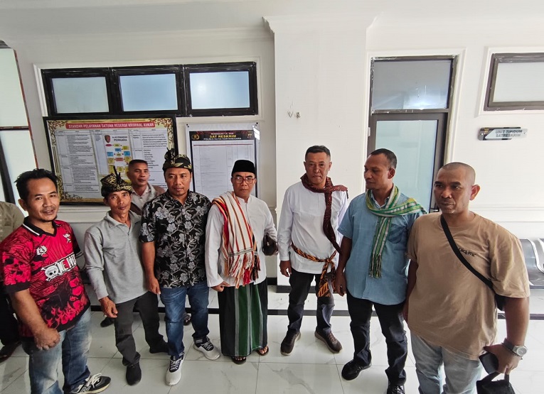 Warga Muara Kaman saat mendatangi Kantor Polres Kukar. (Irvan/dutakaltimnews.com)