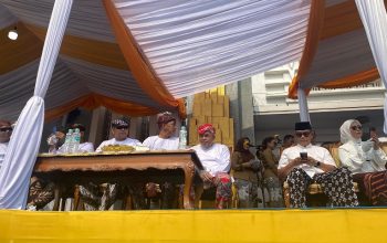 Ketua DPRD Kukar, Ahmad Yani, saat menghadiri puncak Erau Adat Kutai 2026 dalam prosesi Ulur Naga dan Belimbur. (Van/dutakaltimnews.com)