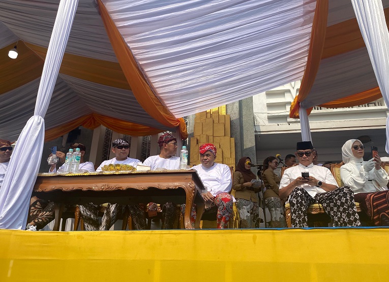 Ketua DPRD Kukar, Ahmad Yani, saat menghadiri puncak Erau Adat Kutai 2026 dalam prosesi Ulur Naga dan Belimbur. (Van/dutakaltimnews.com)
