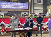 Ketua DPRD Kukar Ahmad Yani menandatangani kesepakatan KUA-PPAS 2027 dalam Rapat Paripurna DPRD Kukar Bersama Pemkab Kukar. (Van/dutakaltimnews.com)
