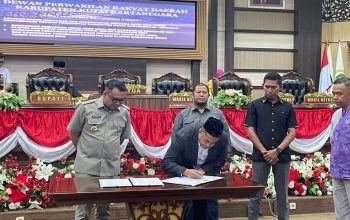Ketua DPRD Kukar Ahmad Yani menandatangani kesepakatan KUA-PPAS 2027 dalam Rapat Paripurna DPRD Kukar Bersama Pemkab Kukar. (Van/dutakaltimnews.com)