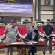 Ketua DPRD Kukar Ahmad Yani menandatangani kesepakatan KUA-PPAS 2027 dalam Rapat Paripurna DPRD Kukar Bersama Pemkab Kukar. (Van/dutakaltimnews.com)