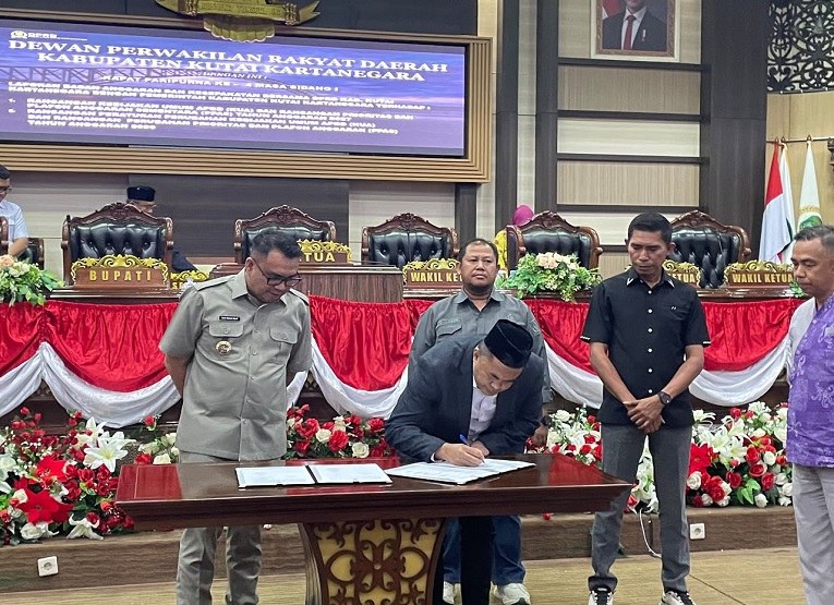 Ketua DPRD Kukar Ahmad Yani menandatangani kesepakatan KUA-PPAS 2027 dalam Rapat Paripurna DPRD Kukar Bersama Pemkab Kukar. (Van/dutakaltimnews.com)