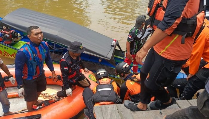 Tragis, Dua Bocah 7 Tahun Tenggelam Saat Mandi di Sungai Loa Haur, Tim SAR Temukan Keduanya Meninggal 2 proses evakuasi