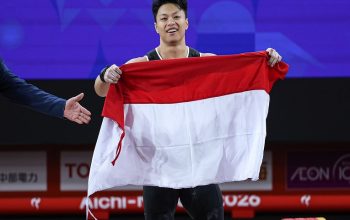 Merah Putih kembali berkibar di podium tertinggi Asian Games Aichi-Nagoya 2026. Rahmat Erwin Abdullah mempersembahkan medali emas kedua Indonesia pada nomor 75 kg putra cabang olahraga angkat besi.(Dok. Kemenpora)
