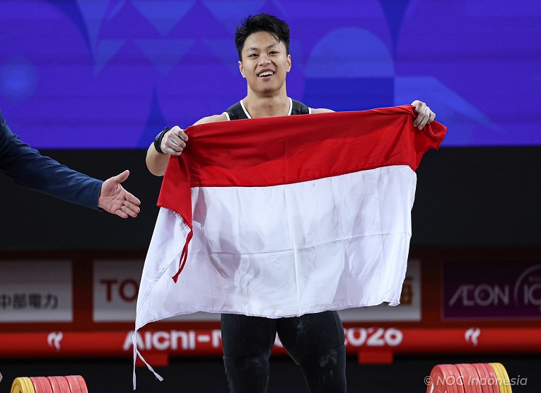 Merah Putih kembali berkibar di podium tertinggi Asian Games Aichi-Nagoya 2026. Rahmat Erwin Abdullah mempersembahkan medali emas kedua Indonesia pada nomor 75 kg putra cabang olahraga angkat besi.(Dok. Kemenpora)