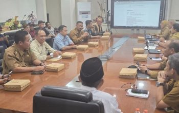 Rapat Koordinasi Terkait Jembatan Besi Yang Putus di Desa Bukit Pariaman, Kecamatan Tenggarong Seberang (Foto : Andri/dutakaltimnews.com)