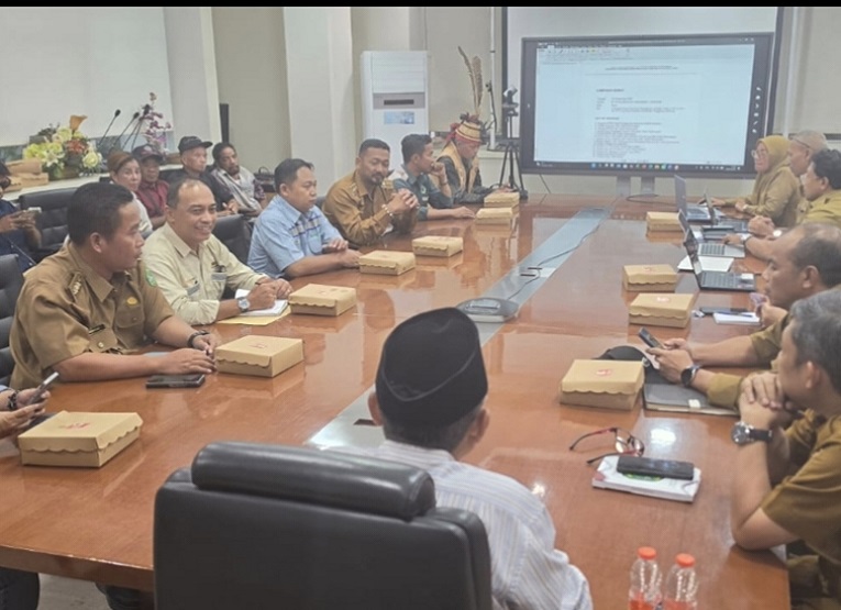 Rapat Koordinasi Terkait Jembatan Besi Yang Putus di Desa Bukit Pariaman, Kecamatan Tenggarong Seberang (Foto : Andri/dutakaltimnews.com)