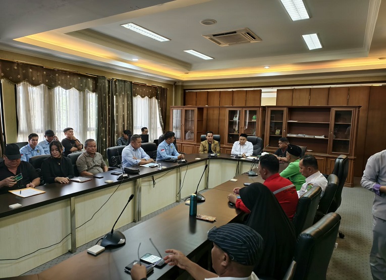 Rapat Dengar Pendapat (RDP) bersama pihak terkait untuk membahas pemenuhan tanggung jawab PT Adiputera Tanrajeng (APT) (Foto : Andri/dutakaltimnews.com)