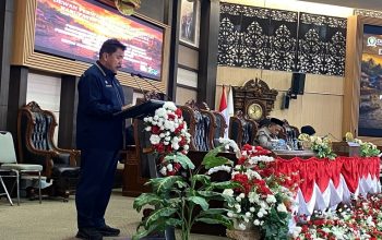 Sekda Kukar, Sunggono Saat mengikuti Rapat Paripurna ke-7, ke-8, dan ke-9 Masa Sidang I DPRD Kukar. (Van/dutakaltimnews.com)
