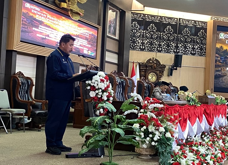 Sekda Kukar, Sunggono Saat mengikuti Rapat Paripurna ke-7, ke-8, dan ke-9 Masa Sidang I DPRD Kukar. (Van/dutakaltimnews.com)