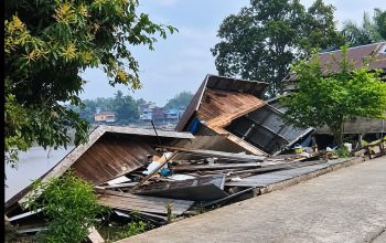 Kondisi Rumah Warga yang Ambruk Akibat Abrasi di Desa Kahala, Kecamatan Kenohan. (istimewa)