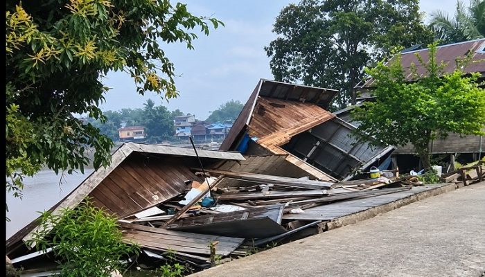 Abrasi Gerus Permukiman Warga di Desa Kahala, Dua Rumah Roboh Total