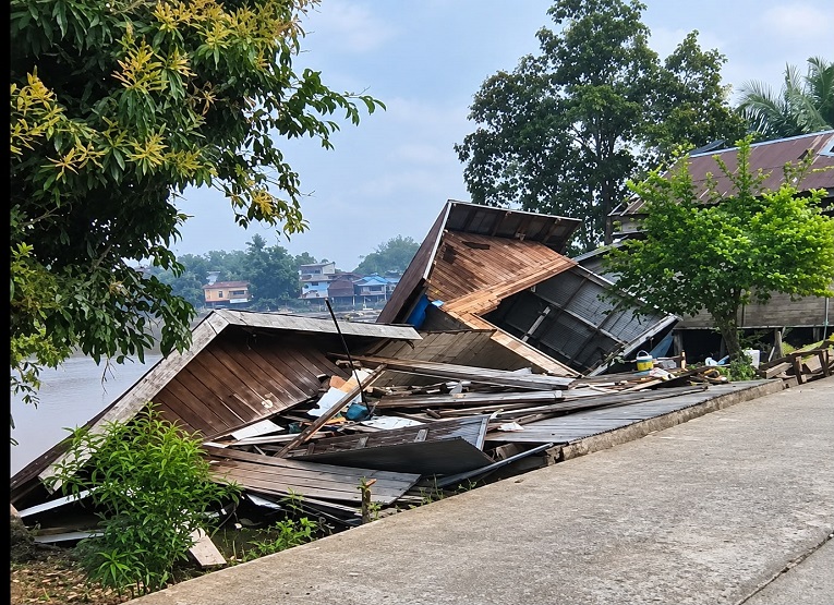 Kondisi Rumah Warga yang Ambruk Akibat Abrasi di Desa Kahala, Kecamatan Kenohan. (istimewa)