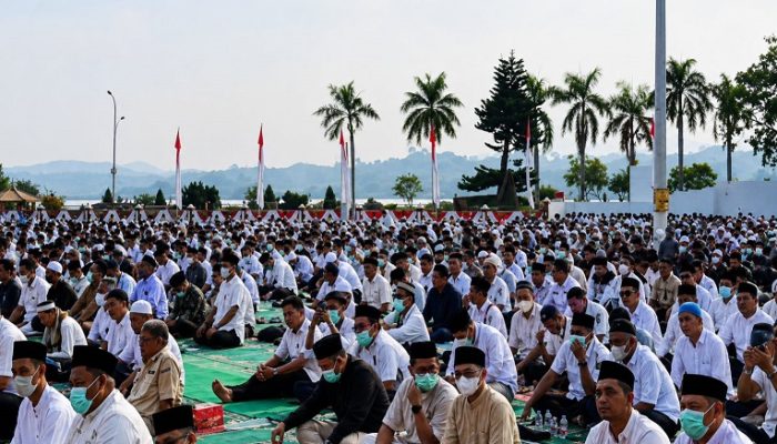 Kemarau Makin Panjang, Lapangan Kantor Bupati Kukar Dipenuhi Warga Salat Istisqa