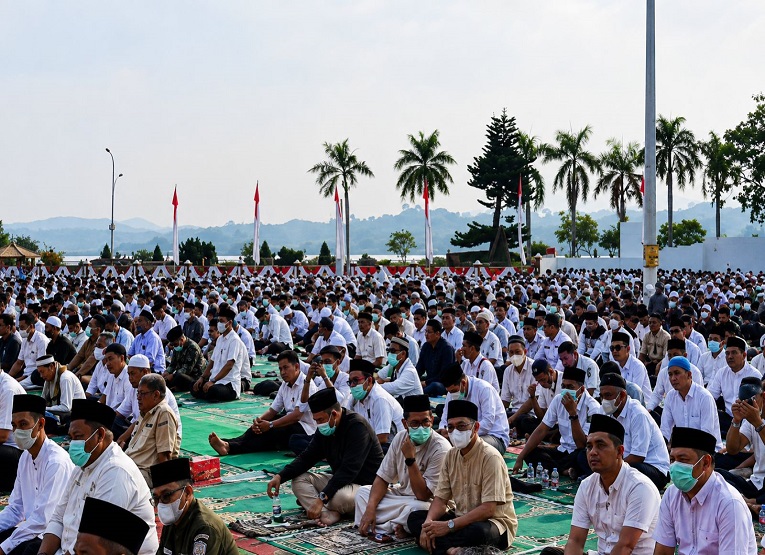 Suasana Sholat Istisqa di Lapangan Upacara Kantor Bupati Kutai Kartanegara. (Irvan/dutakaltimnews.com)