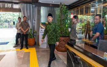Sidak Kantor, Gus Ipul Ajak Kawal Gerakan Indonesia ASRI dan Jadi Agen Perlinsos 3 Menteri Sosial Saifullah Yusuf (Gus Ipul) mengajak seluruh pegawai Kementerian Sosial mendukung Gerakan Indonesia ASRI (Aman, Sehat, Resik, dan Indah) yang dicanangkan Presiden Prabowo Subianto. (Dok. Kementerian Sosial)