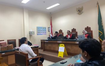 Suasana sidang pembuktian mantan Kasatres Narkoba Polres Kukar, YBA, di PN Tenggarong. (Irvan/dutakaltimnews.com)