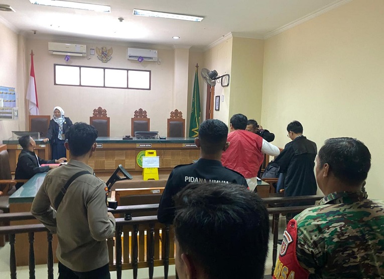 Suasana usai sidang pembacaan dakwaan terhadap terdakwa YBA di PN Tenggarong. (Irvan/dutakaltimnews.com)