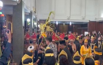 Prosesi Mendirikan Pinang Ayu atau Tiang Ayu di Museum Mulawarman. (Van/dutakaltimnews.com)