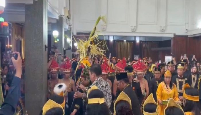 Tiang Ayu Didirikan, Bupati Kukar Tegaskan Erau Adat Kutai 2026 Resmi Dimulai