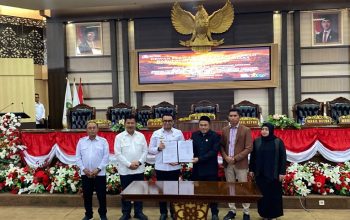 Penandatanganan persetujuan APBD Perubahan Tahun Anggaran 2026 dalam Rapat Paripurna ke-11 Masa Sidang I DPRD Kukar. (Van/dutakaltimnews.com)