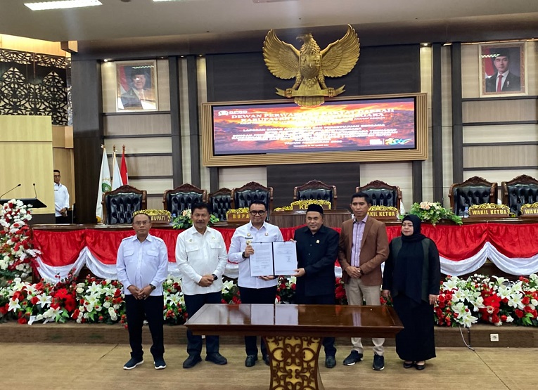 Penandatanganan persetujuan APBD Perubahan Tahun Anggaran 2026 dalam Rapat Paripurna ke-11 Masa Sidang I DPRD Kukar. (Van/dutakaltimnews.com)