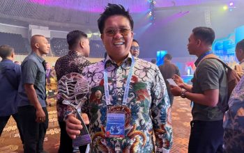 Wakil Bupati Kukar Rendi Solihin menunjukkan trofi TPID Award 2026 di JICC Jakarta. (Dok. Diskominfo Kukar)