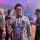Wakil Bupati Kukar Rendi Solihin menunjukkan trofi TPID Award 2026 di JICC Jakarta. (Dok. Diskominfo Kukar)