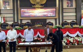 Penandatanganan persetujuan APBD Perubahan Tahun Anggaran 2026 dalam Rapat Paripurna ke-11 Masa Sidang I DPRD Kukar. (Van/dutakaltimnews.com)