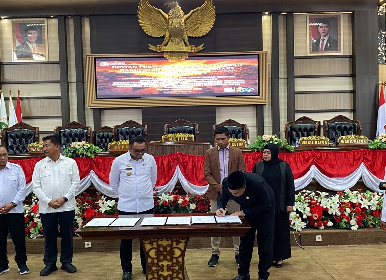 Penandatanganan persetujuan APBD Perubahan Tahun Anggaran 2026 dalam Rapat Paripurna ke-11 Masa Sidang I DPRD Kukar. (Van/dutakaltimnews.com)
