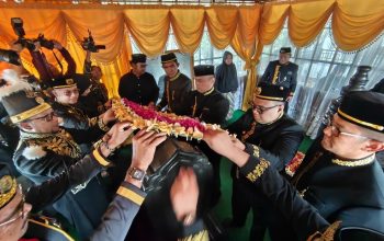 Ziarah Makam Aji Imbut, DPRD Kukar Dorong Generasi Muda Jaga Adat Budaya 4 Wakil Ketua II DPRD Kukar, Junadi Saat mengikuti ziarah ke makam Sultan Aji Imbut dalam rangka memperingati Hari Ulang Tahun (HUT) Kota Tenggarong ke 244. (Van/dutakaltimnews.com)