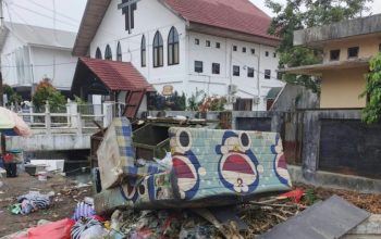 Tumpukan Sampah di Depan Gereja Jalan Maduningrat, Kelurahan Melayu, Kecamatan Tenggarong (Dok. Istimewa)