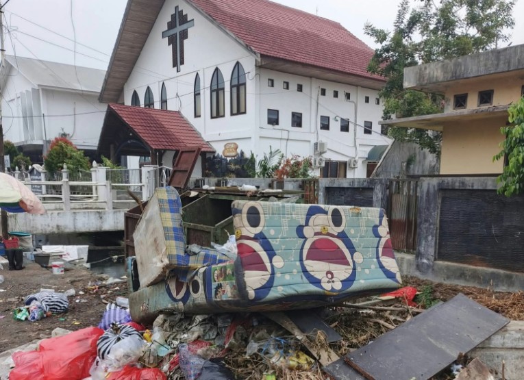 Tumpukan Sampah di Depan Gereja Jalan Maduningrat, Kelurahan Melayu, Kecamatan Tenggarong (Dok. Istimewa)
