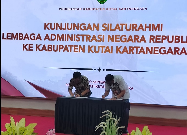 Pemkab Kukar Bersama LAN RI Menandatangani MoU dalam kunjungan silaturahmi LAN RI di Pendopo Odah Etam, Tenggarong. (Van/dutakaltimnews.com)