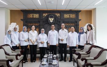 Pertemuan bersama Menteri Pemberdayaan Perempuan dan Perlindungan Anak (PPPA) Arifah Fauzi beserta jajarannya di Kantor Kemenko PMK, Jakarta. (Dok. Kementerian Koordinator Bidang Pembangunan Manusia dan Kebudayaan Republik Indonesia)