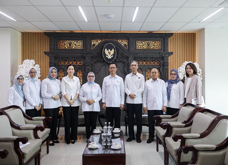 Pertemuan bersama Menteri Pemberdayaan Perempuan dan Perlindungan Anak (PPPA) Arifah Fauzi beserta jajarannya di Kantor Kemenko PMK, Jakarta. (Dok. Kementerian Koordinator Bidang Pembangunan Manusia dan Kebudayaan Republik Indonesia)