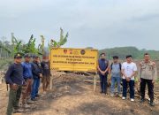 Saat Pengamanan Pelaku di Lahan Yang Terbakar (Dok. Polsek Loa Janan)