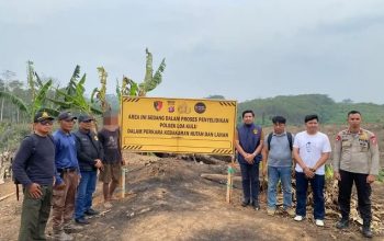 Saat Pengamanan Pelaku di Lahan Yang Terbakar (Dok. Polsek Loa Janan)