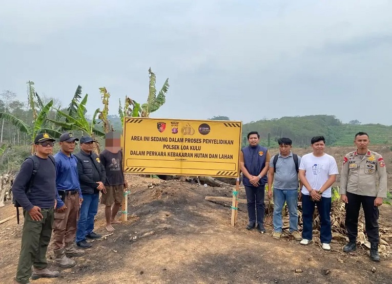 Saat Pengamanan Pelaku di Lahan Yang Terbakar (Dok. Polsek Loa Janan)