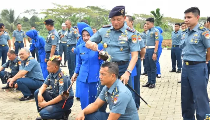 Upacara Kenaikan Pangkat Personel Kodaeral XII Dilanjut Tradisi Siram Kembang