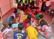 Anak-anak korban kebakaran mengikuti kegiatan menggambar di posko bantuan. (Irvan/dutakaltimnews.com)
