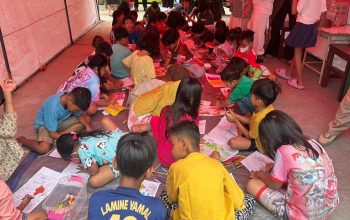 Anak-anak korban kebakaran mengikuti kegiatan menggambar di posko bantuan. (Irvan/dutakaltimnews.com)